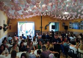 Ambiente en una de las casetas de la feria