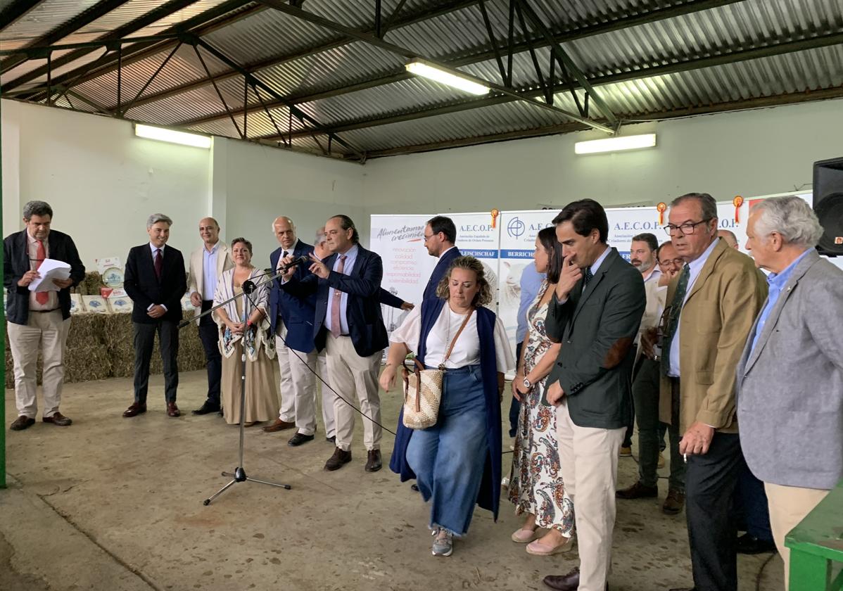 Autoridades y miembros de la asociación en la entrega de premios