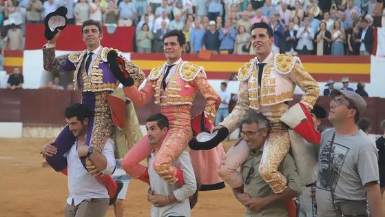Los rejoneadores y toreros de los festejos taurinos de la feria salieron a hombros de la plaza
