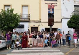 Algunos de los participantes en esta ruta ante la sede del Club de Ajedrez Ruy López