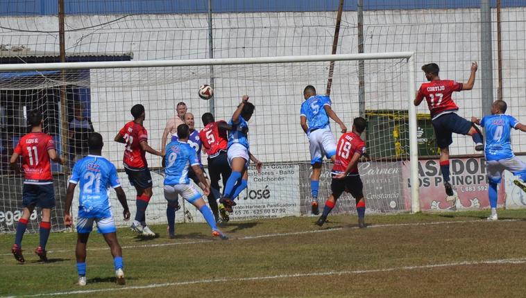 El CD Zafra ganó por un gol a la UC La Estrella en un partido muy trabado