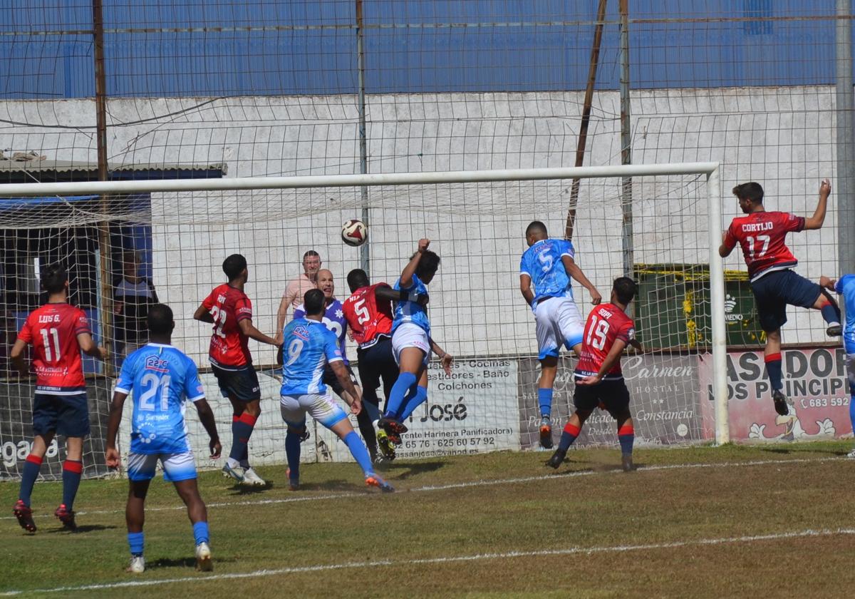 El CD Zafra ganó por un gol a la UC La Estrella en un partido muy trabado