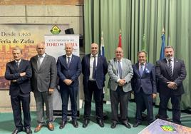Autoridades y organizadores antes de comenzar el acto