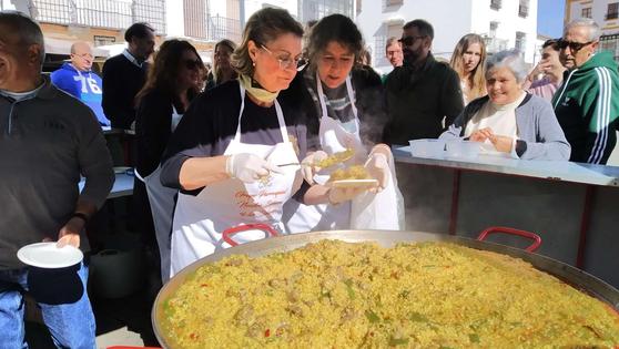 El público colaboró en la restauración de la Virgen de la Soledad degustando su arroz solidario