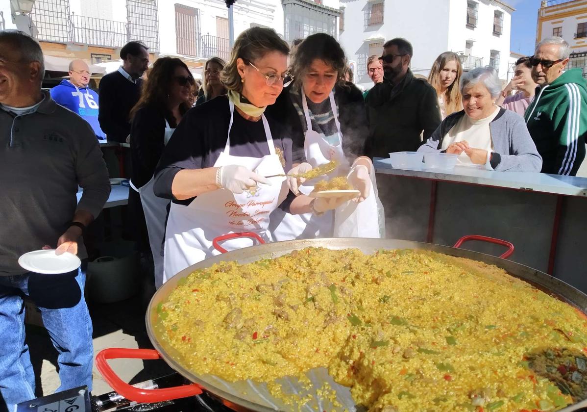 El público colaboró en la restauración de la Virgen de la Soledad degustando su arroz solidario