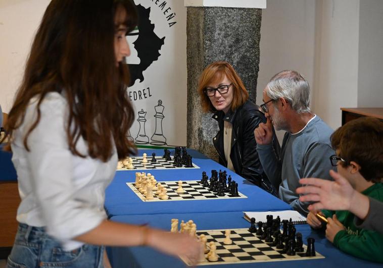 La joven ajedrecista durante la simultánea