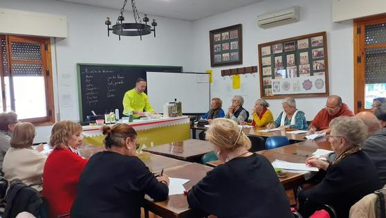 Unas 15 personas del Centro de Mayores aprenden a alimentar sus vidas