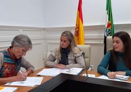 Firma del convenio entre el ayuntammiento y la asociación