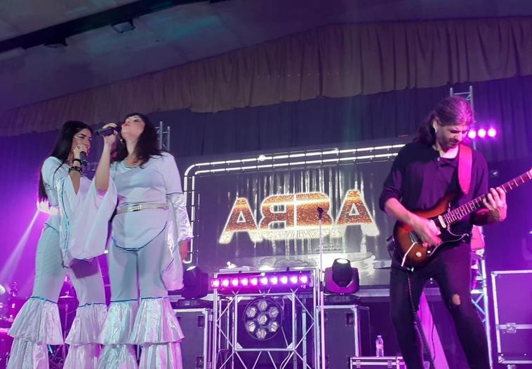 TRiburo a Abba en la caseta municipal