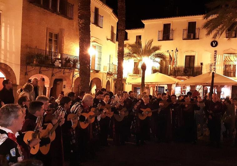 Actuación de la tuna en la Plaza Grande