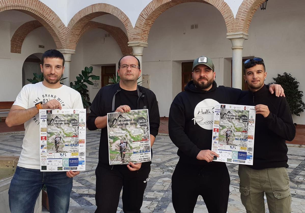 Los orgaizadores de la carrera junto con el concejal en la presentación