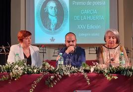 El ganador junto a Lala Morán y Nuria Elvas