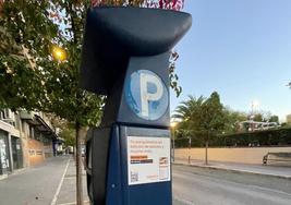 Uno de los parquímetros con el código QR