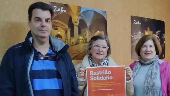 La AECC organiza un rastrillo navideño solidario en la Plaza de España