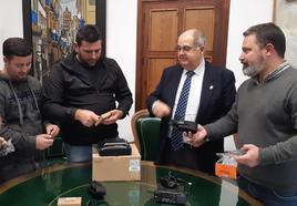 Momento de la entrega del material