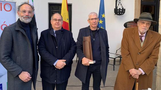 José Ovejero recogió el XVIII Premio Dulce Chacón de Narrativa Española por 'Mientras estamos muertos'