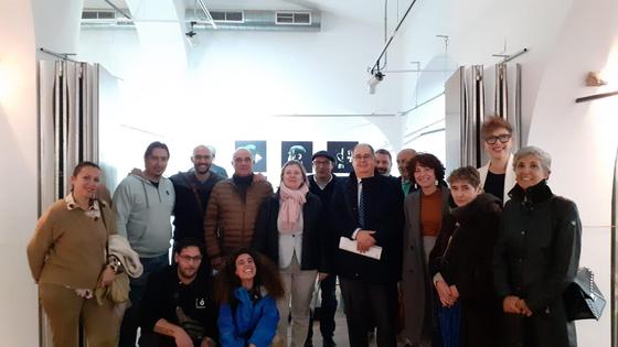 Trece artistas locales muestras sus obras en la exposición 'Tejiendo Arte en Diciembre'