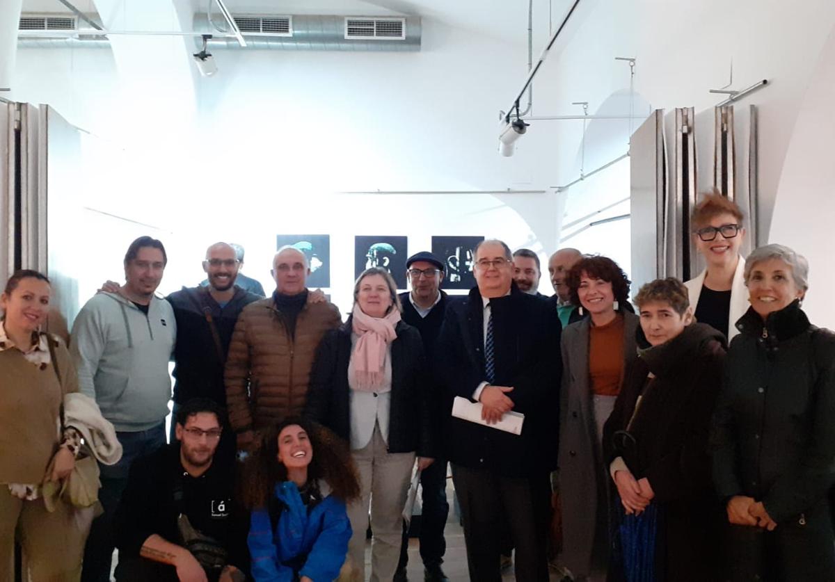 Los artistas junto con el alcalde, concejales y la directora de la UPZ el día de su apertura