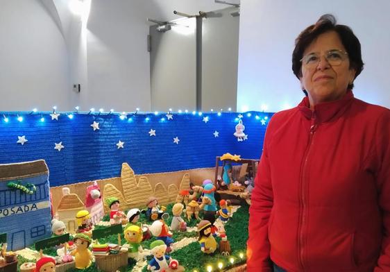 Mª del Carmen Gardo ante su belén en la Sala Las Tenerías