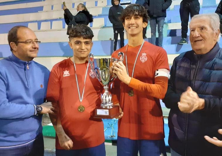 Los ganadores recibieron su trofeo