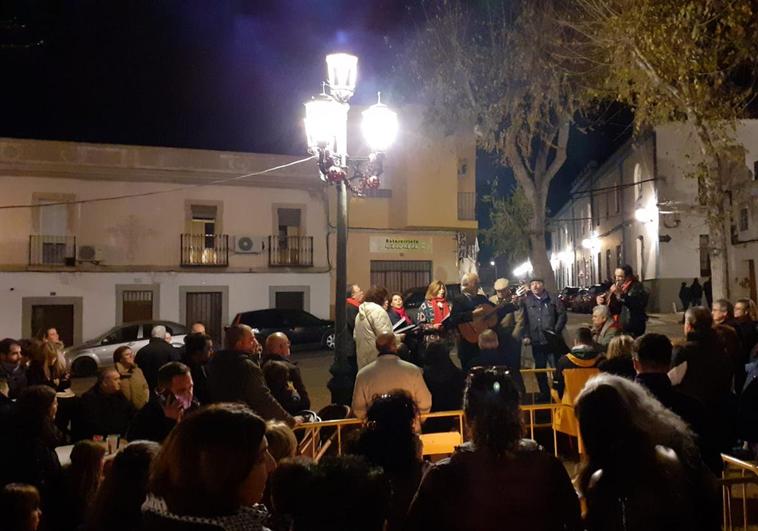 Uno de los grupos durante su actuación