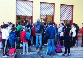 Los propioas alumnos fentregaron personalmente las cartas por la ventana del comedor