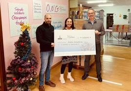 Momento de la entrega del cheque a Zafra Solidaria