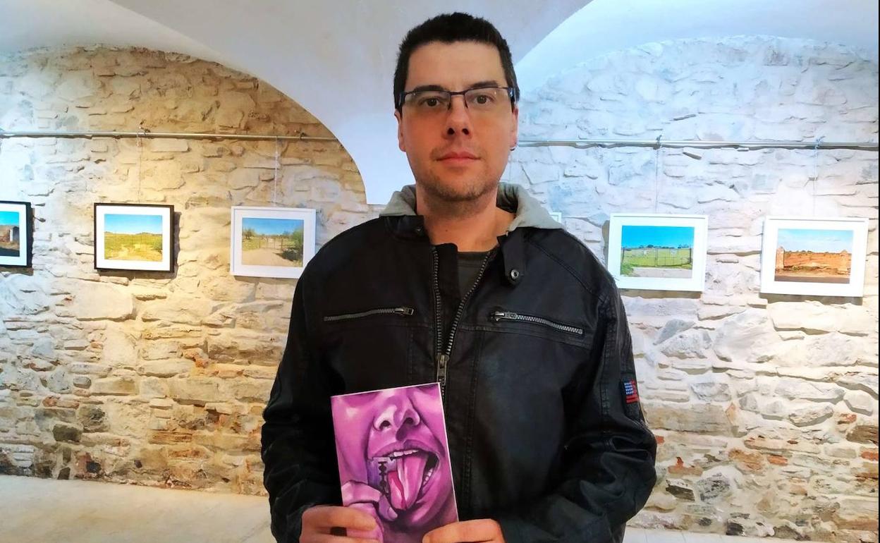 Juan Trigo durante el acto de presentración de su doble poemaio 