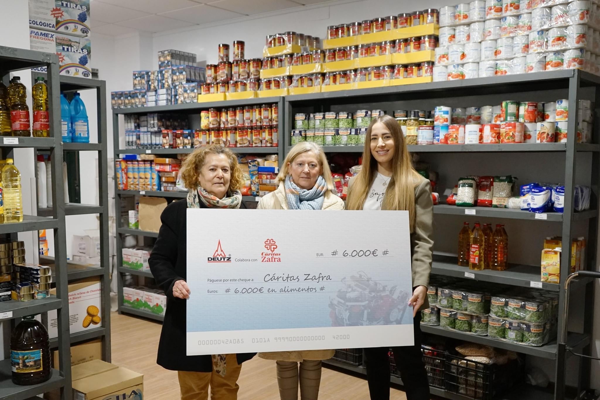 L representante de Deutz Spain entrega el cheque para la compra de alimentos 