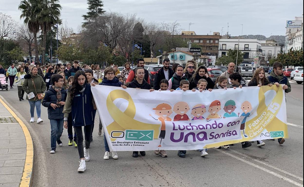 Cabecera de la marcha a su salida de la Plaza de España 