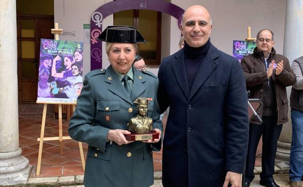 Entrega de la distinción a Mª josé Pérez 