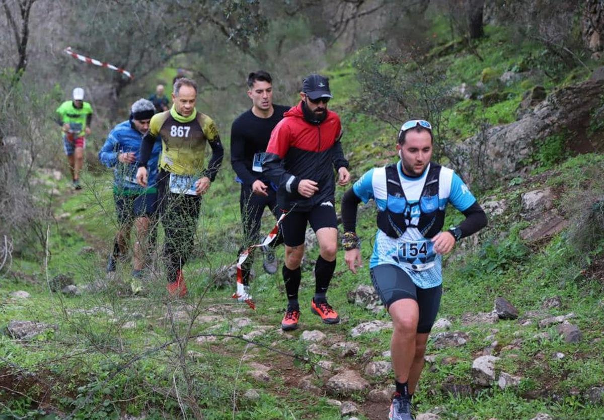 Algunos participantes de la carrera por la montaña