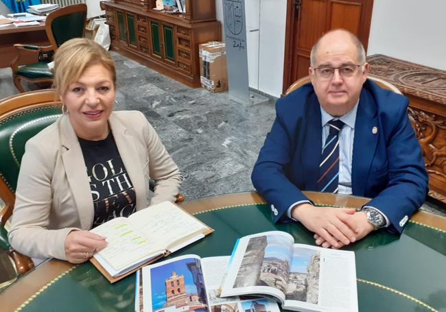 El alcalde y la directora de la Oficina de Turismo duran la presentación
