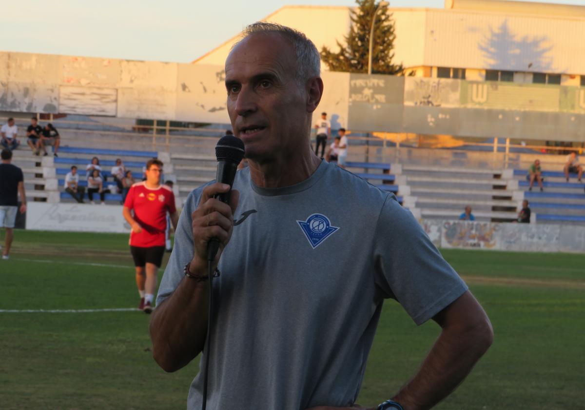 Fael Becerra durante la presentación del equipo