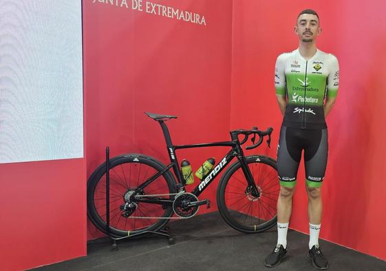 El corredor Alberto Álvarez con la nueva equipación y bicicleta del equipo
