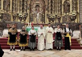 Los párrocos y miembros del grupo El Castellar durante la misa