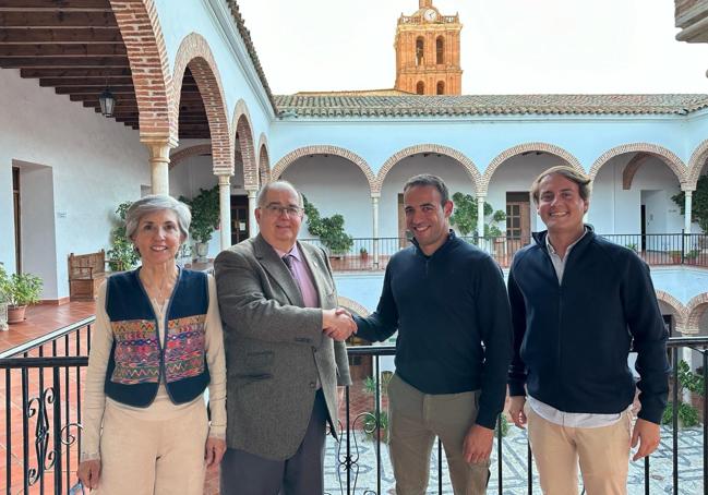 El alcalde y los concejales recibieron al pregonero