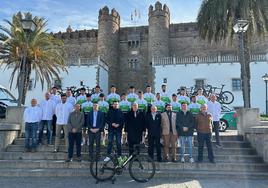 El equipo al completo juntos con las autoridades y patrocinadores