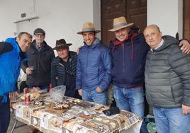 Uno de los grupos disfrutando de la bacanal a pesar de la lluvia