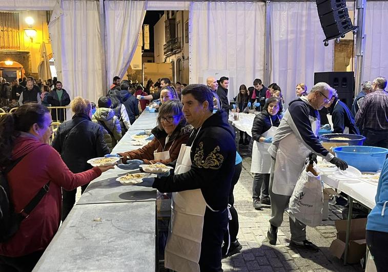 Los primeros ciuadanos en probar las migas