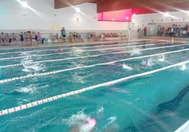GRan ambiene deportivo en la piscina climatizada