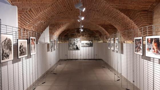 El fotógrafo Juan de la Cruz expone 'Bodas 1979-1999' en Santa Marina