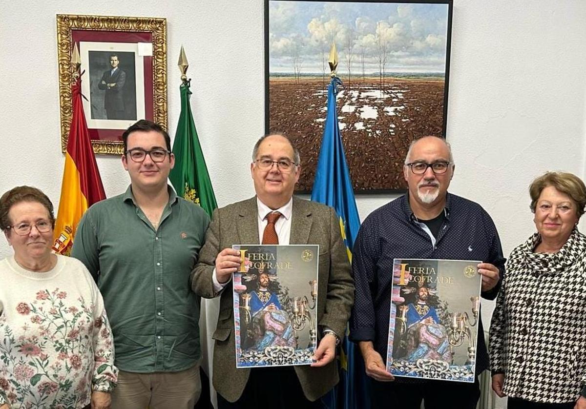El alcalde junto a los miembros de la cofradía que le han presentado el proyecto