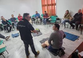 Algunos particpantes durante las prácticas del curso