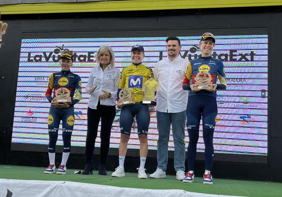 Entrega de trofeos a las tres primeras clasificadas de la prueba