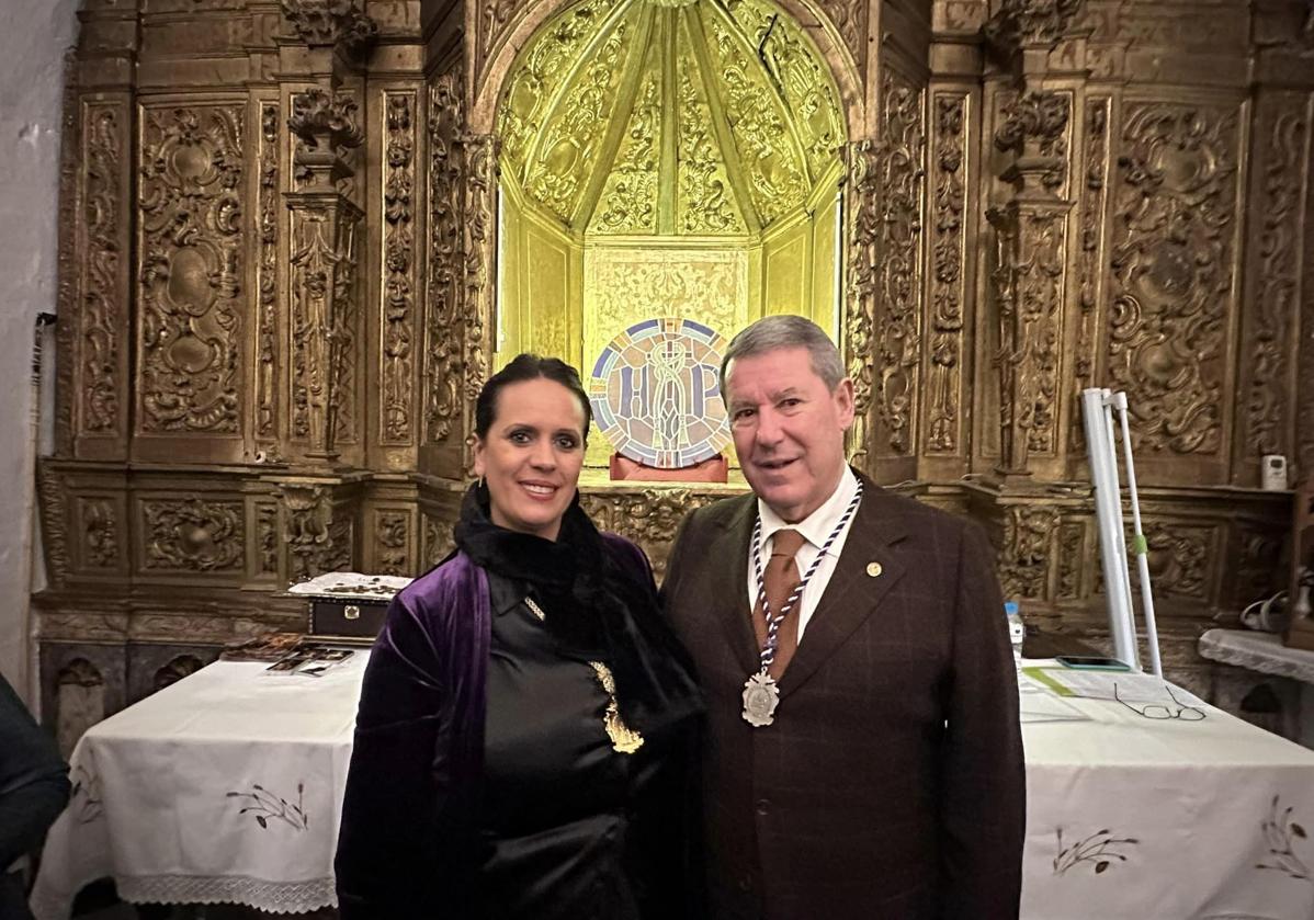La cofradía de la Humildad y Paciencia presenta la vidriera que Paco Risco ha realizado para su capilla