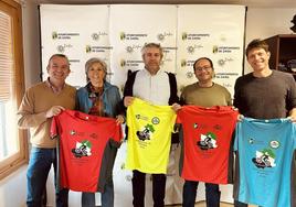 Miembros de la organización junto a los concejales en la presentación