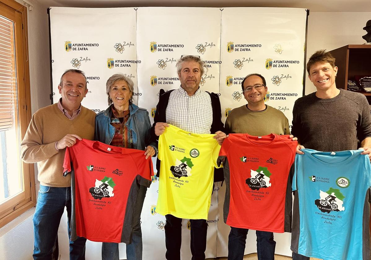 Miembros de la organización junto a los concejales en la presentación