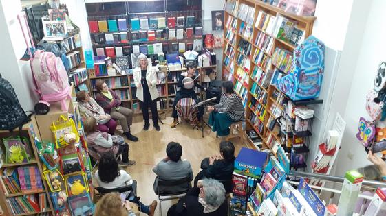 La librería Atenea conmemoró el Día Mundial de la Poesía con un recital