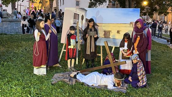 Los niños y niñas de Iniciación y Comunión representaron este viernes con solemnidad el Vía Crucis viviente